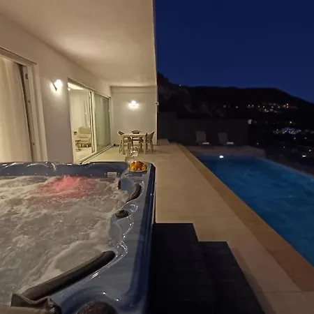 Panoramic With A Pool Vakantiehuis