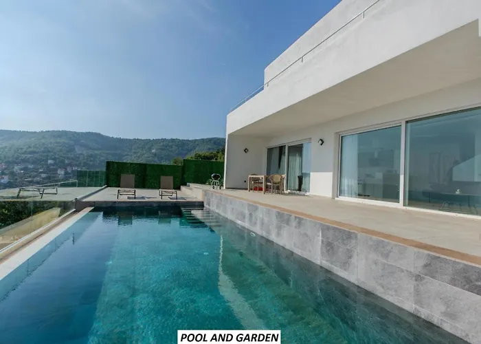 Vakantiehuis Panoramic With A Pool *