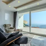Vakantiehuis Panoramic With A Pool *