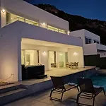 Vakantiehuis Panoramic With A Pool