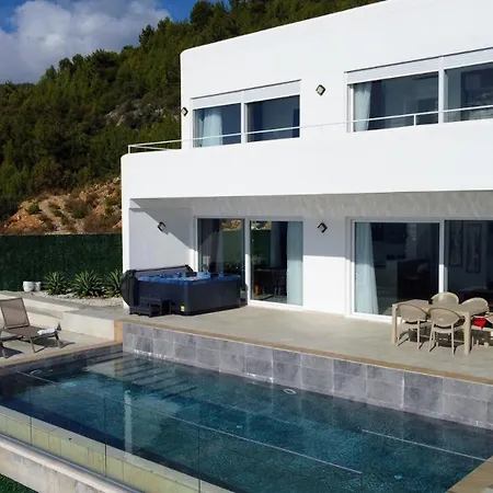 Panoramic With A Pool بيت للعطل *