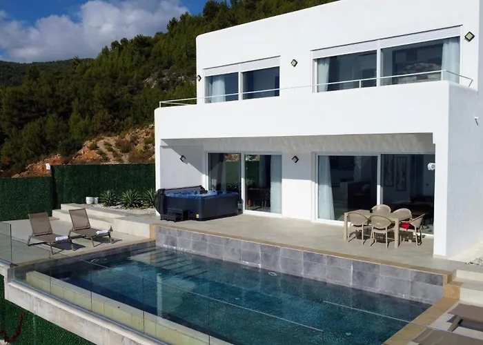 Panoramic With A Pool بيت للعطل *